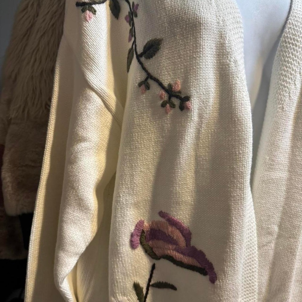 Bunulu Cream floral embroidered cardigan with faux fur trim. Size 1x - Picture 5 of 7